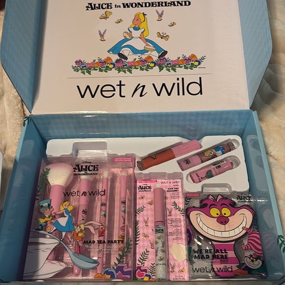 💥 sale 💥 Disney’s Alice in Wonderland PR box - Picture 3 of 4